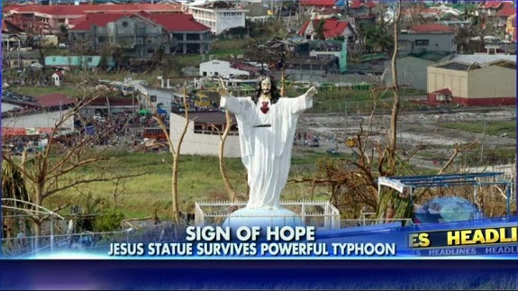 Estatuas en pie de Cristo y de la Virgen tras el tifón de Filipinas