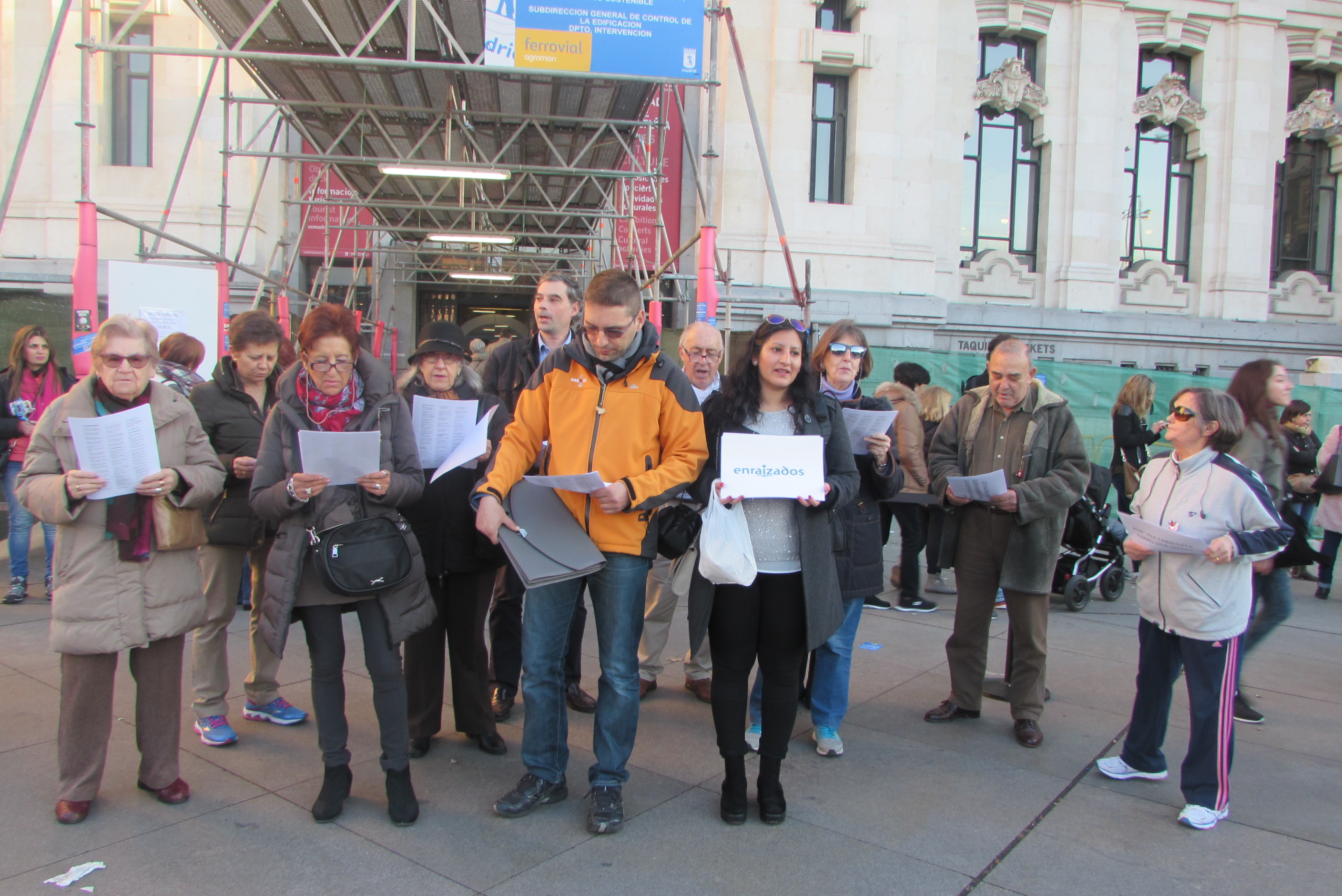 Enraizados canta Villancicos ante el Ayuntamiento de Madrid  para recordar a Carmena el verdadero sentido de la Navidad