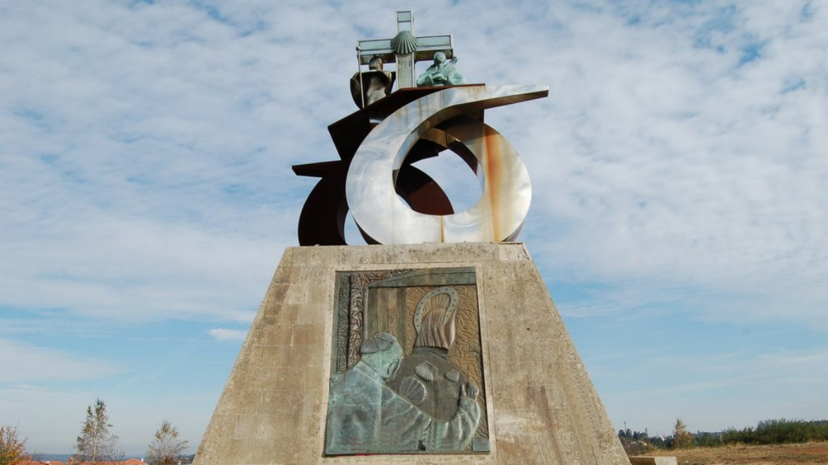 Pide al presidente de la Xunta de Galicia, Alberto Núñez Feijoo que restituya la cruz del monumento a San Juan Pablo II en el Monte de Gozo