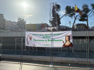 Fieles apoyan la causa de beatificación de Isabel la Católica durante la visita del Papa