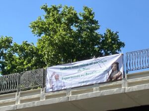 Pancarta de Enraizados por la beatificación de Isabel la Católica colocada en un espacio público